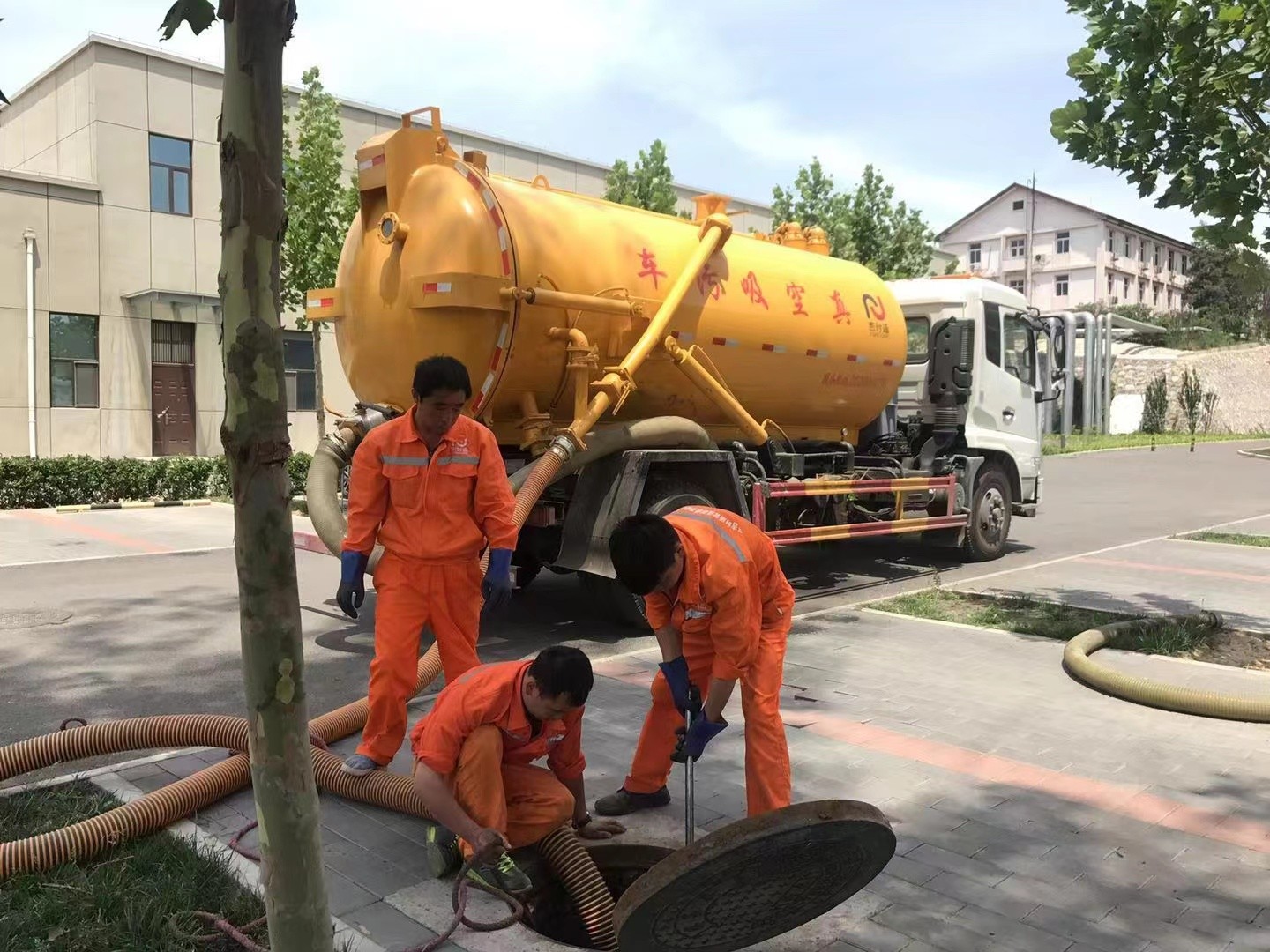 瓯海管道疏通车停在窨井附近