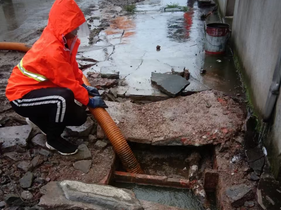 瓯海专业清理污水池 炜誉市政以规范流程守护城市 “肠道”