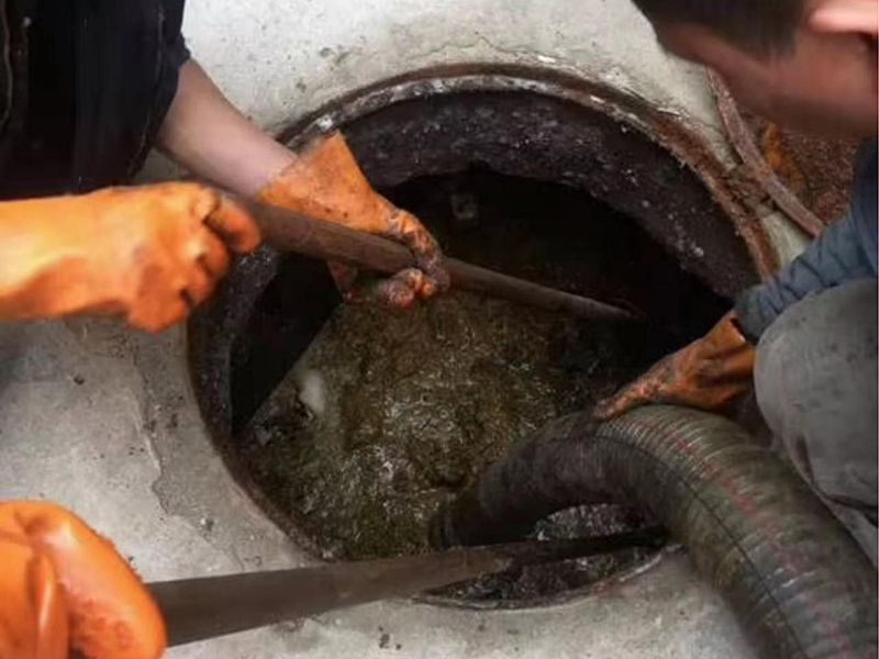 瓯海清理化粪池时如何避免沼气的危害?